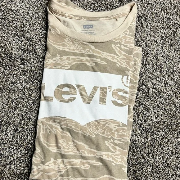 Levi's Beige Graphic T-Shirt Camo - Picture 2 of 4